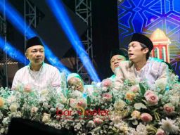 Wow Wabup Rahmat Santoso! Demi Penuhi Undangan Gus Iqdam, Ikhlas Tiket Pesawat Hangus dan Jalan Kaki 2 Km