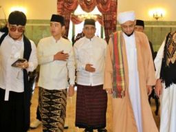 Didampingi Gus Sadad, Sekjen Gerindra Muzani Bersama Gibran Hadiri Haul Habib Ali Solo