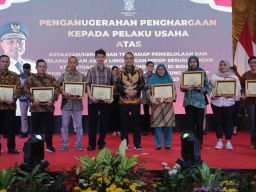 Beri Penghargaan 16 Pelaku Usaha Peduli Lingkungan, Eri Cahyadi: Lingkungan Tak Dijaga, Hancur Surabaya!