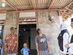 Dapat Sambungan Listrik,  Warga Dusun Merak Situbondo Harus Menunggu 48 Tahun!