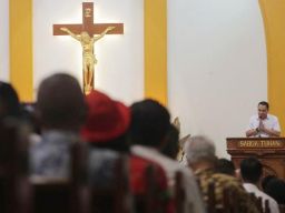 Tinjau 3 Gereja di Malam Natal, Eri Cahyadi: Saya Titip Doa untuk Surabaya!