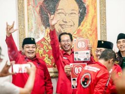 Nobar Debat Capres di Kampung, PDIP Surabaya Promosikan KTP Sakti Ganjar Pranowo