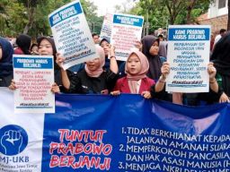 Tatap Paslon 02 Menangi Pilpres, Ribuan Mahasiswa di Surabaya Tuntut Prabowo Berjanji!