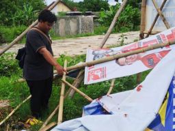 Baliho Caleg Eks Wabup Blitar Rahmat Santoso Ambruk Timpa Pengendara Motor, Korban sampai Masuk RS!