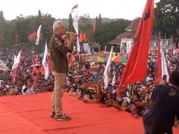 Kampanye di Tuban Ganjar Sebut 03 Makin Dipersulit dan Ditekan, Pendukungnya: Lawan!