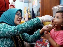 Tak Mau Anak-anak di Surabaya Lumpuh! Istri Eri Cahyadi Target Imunisasi Polio Kedua 100 Ribu per Hari