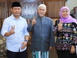 Salam 2 Jari Bareng Khofifah, Pengasuh Ponpes Sidogiri Doakan Prabowo-Gibran Menang Sekali Putaran!