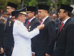 Sejarah! Eri Cahyadi Wali Kota Surabaya Pertama Terima Satyalancana Karya Bhakti Praja Nugraha