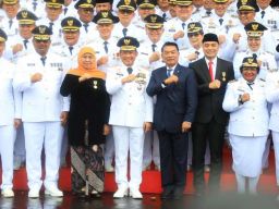 Khofifah Terima Satyalancana Karya Bhakti Praja Nugraha, Mendagri: Bukan Pesanan!