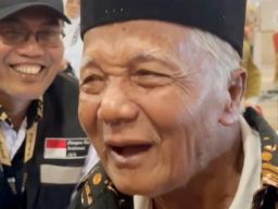 Mbah Sayid, Lansia 'Djarum' yang Tingkahnya Bikin Petugas dan Jamaah Haji Terhibur!