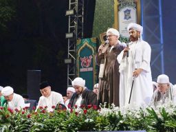 Surabaya Bershalawat di Tugu Pahlawan, Habib Syech Ajak Jamaah Doakan Eri Cahyadi!