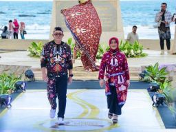 Launching Batik Omah Budoyo, Pj Gubernur Jatim dan Istri Kompak Jadi Model Dadakan!