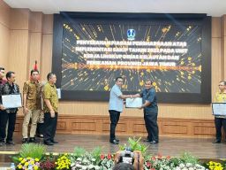Implementasi SAKIP di Lingkup DKP Jatim, Isa Anshori Beri Penghargaan Unit Kerja