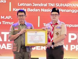 Indeks Risiko Bencana di Jatim Terus Menurun, Adhy Karyono Diganjar Pin Emas BNPB