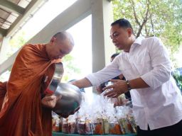 Hadiri Pindapata dan Pabbajja Samanera, Ini yang Dirasakan Eri Cahyadi!