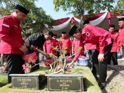 Peringati Kudatuli, PDIP Surabaya Ziarahi Makam Sutjipto dan Tokoh PDI Promeg