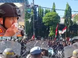 Demo Kawal Putusan MK di DPRD Jatim Ricuh, Kasatlantas Polrestabes Surabaya Kena Lempar Batu!
