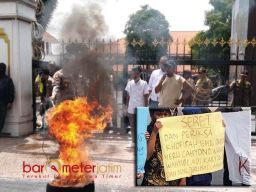 Demo Korupsi Hibah: KPK Jangan Hanya Obok-obok DPRD Jatim, Usut Khofifah-Emil!