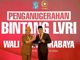 Eri Cahyadi Terima Penghargaan Tertinggi Bintang LVRI dari Legiun Veteran RI