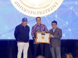 Sukses Hidupkan Kota Lama dan Tunjangan, Eri Cahyadi Raih CI-EL Medal of Distinction 2024