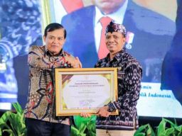 Ciptakan Budaya Hukum, Bupati Lamongan Yuhronur Diganjar Kemenkumham Penghargaan