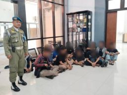 Satpol PP Surabaya Amankan 13 Orang  Pesta Miras, 1 Positif Konsumsi Narkoba!