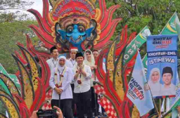 VIDEO: Kejar 2 Periode Pimpin Jatim, Khofifah-Emil Daftar ke KPU