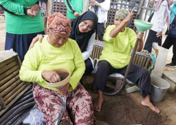 Ngantor di Desa, Bupati Ipuk Dibuat Kagum Lihat Warga Berdayakan Lansia