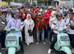 VIDEO: Daftar ke KPU Jatim Naik Motor Berpelat Nomor Sama, Khofifah-Emil Tabrak Aturan?