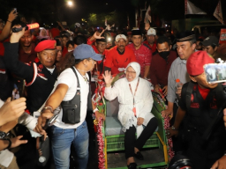 VIDEO: Minggir Wir! Risma-Gus Hans Datang 'Resik-resik' Jawa Timur