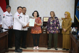 Beri Kepastian Hukum Pemegang Surat Ijo, Pemkot Surabaya Serahkan 39 Sertifikat HGB di Atas HPL
