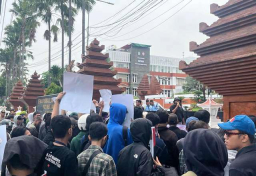 VIDEO: Demo Desak KPK Jemput Paksa 21 Tersangka Korupsi Hibah Pemprov Jatim