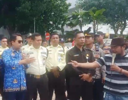 VIDEO: Demo Korupsi Hibah Pemprov Jatim, Pendemo Vs Pejabat Bappeda Nyaris Adu Jotos!