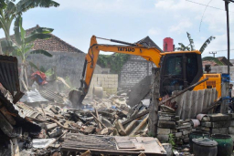 Berdiri di Lahan Milik Pemkot Surabaya, Satpol PP Bongkar 61 Bangli!