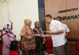 Eri Cahyadi Beri Ganti Rugi UMKM Korban Pinjol: Saya Marah, Pak Lurah Masak Tidak Tahu!