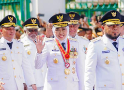 Khofifah Dilantik, Prabowo Ingatkan Kepala Daerah adalah Pelayan Rakyat!