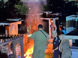 Malam Takbiran, Satpol PP Surabaya Temukan Alat Kontrasepsi di Makam Kembang Kuning