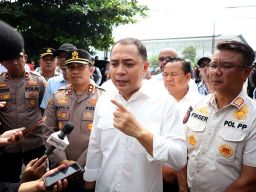 15 Ijazah Arek Suroboyo Diduga Ditahan CV Sentoso Seal, Eri Cahyadi: Saya Harus Turun!