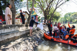 DLH Surabaya Yustisi Rumen, 2 Warga Terciduk Cuci Isi Perut Hewan Kurban di Sungai
