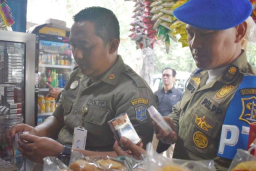 Operasi Bersama, Satpol PP-Bea Cukai Sidoarjo Sapu Rokok Ilegal di Surabaya