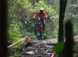 Banyuwangi Ijen Geopark Downhill,  313 Pembalap dari 7 Negara Adu Nyali di Trek Ekstrem!