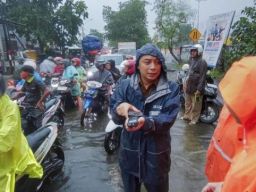 Air Hujan di Surabaya Diduga Tercemar Mikroplastik, DLH Lakukan Pengujian!