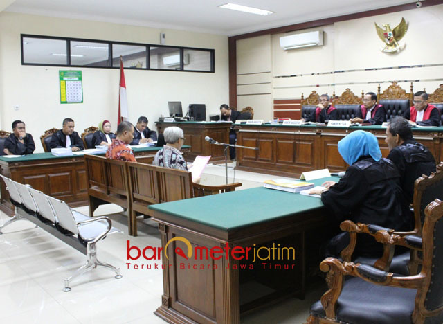 PLEDOI BAMBANG-ANANG: Bambang Heryanto dan Anang Basuki Rahmat saat membacakan pledoi pada persidangan di Pengadilan Tipikor, Surabaya, Jumat (13/10). | Foto: Barometerjatim.com/ROY HASIBUAN