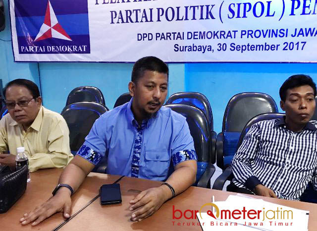 KIRIM NAMA KANDIDAT KE DPP: Sekretaris DPD Partai Demokrat Jatim, Renville Antonio di kantor DPD Partai Demokrat Jatim, Surabaya, Kamis (5/10). | Foto: Barometerjatim.com/BAYAN AR