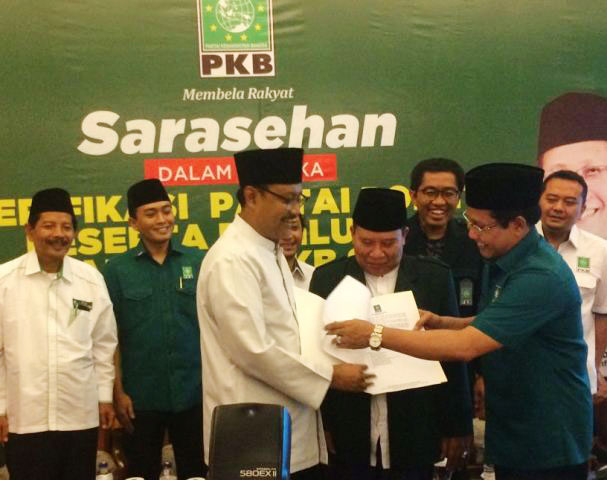 SK REKOMENDASI: Saifullah Yusuf menerima SK rekomendasi bakal Cagub di Pilgub Jatim 2018 dari DPP PKB, Rabu (11/10). | Foto: Barometerjatim.com/BAYAN AP