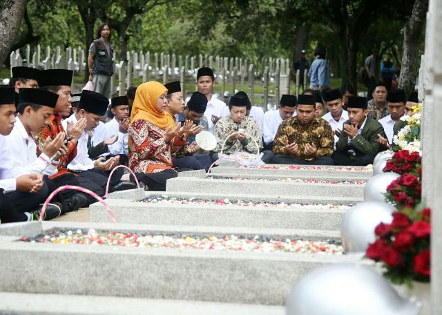 DOA UNTUK PAHLWAN DAN BANGSA: Mensos Khofifah Indar Parawansa bersama 50 penghafal Al Qur'an menggelar tahlil dan doa di TMPNU Kalibata, Jakarta Selatan, Senin (2/10). | Foto: Ist