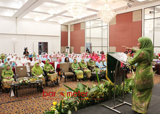 PLENO PERIODIK MUSLIMAT NU: Khofifah Indar Parawansa saat memberikan pengarahan pada pelantikan perangkat Muslimat NU pusat dan rapat pleno II periodik I PP Muslimat NU di Jakarta. | Foto: Barometerjatim.com/ROY HASIBUAN