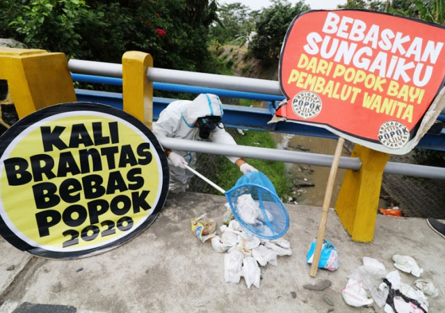 PENGARUHI KUALITAS AIR: Membuang sampah popok bayi di sungai bisa mempengaruhi kualitas air sungai yang menjadi bahan baku air bersih. | Foto: Ist