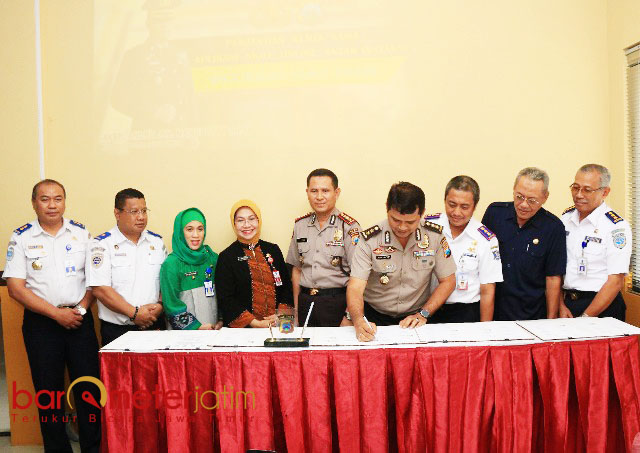 KERJA BARENG: Polda Jatim meluncurkan layanan SKOT di Mapolda Jatim, Selasa (10/10). Layanan ini bekerjasama dengan Dispendukcapil, Dinsos, Dishub Kesyahbandaran serta Organda. | Foto: Barometerjatim.com/ENEF MADURY