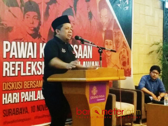 REFLEKSI HARI PAHLAWAN: Fahri Hamzah mengisi acara Pawai Kebangsaan Refleksi Hari Pahlawan di Surabaya, Jumat (10/11) malam. | Foto: Barometerjatim.com/ENEF MADURY